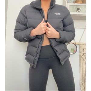 Black puffer north face coat